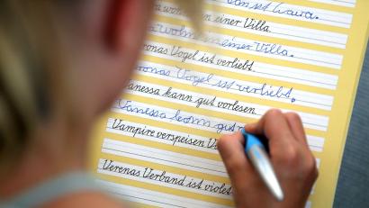 Archivbild: Jan Woitas/dpa
Schreibschrift muss intensiv geübt werden, um leserlich zu sein.