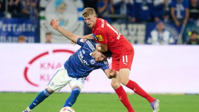Bild: Bernd Thissen/dpa
Alexander Bernhardsson (r) machte in einem engen Spiel mit seinem Tor den Unterschied.