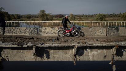 Bild: Evgeniy Maloletka/AP/dpa
Die Brücken über den Fluss Oskil bei Kupjansk sind nach dreieinhalb Jahren Krieg weitgehend zerstört. (Archivbild)