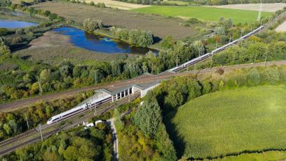 Bild: Julian Stratenschulte/dpa
Auf der Bahnstrecke zwischen Hannover und Berlin kommt es zu Verspätungen und Zugausfällen.