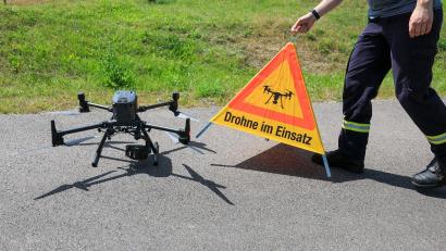 Bild: Jan Woitas/dpa
Auch mit einer Drohne suchten Feuerwehrleute nach dem flüchtigen Autofahrer. (Symbolbild)