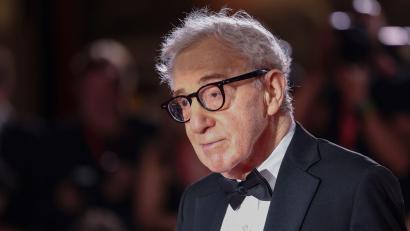 Bild: Vianney Le Caer/Invision/AP/dpa
Regie-Legende Woody Allen bereut seine wiederholten Abendessen im Hause von Jeffrey Epstein nicht. (Archivbild)