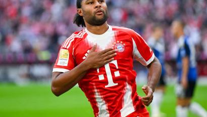Bild: Sven Hoppe/dpa
Serge Gnabry jubelt nach seinem Tor. Die Brust des Nationalspielers ist gerade breit.