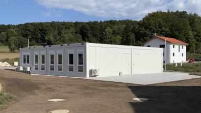 Bild: ge
Im neuen Schwender Baugebiet "Hinter der Schmiede" hat die Kindergartengruppe in den Containern ihren Betrieb aufgenommen.