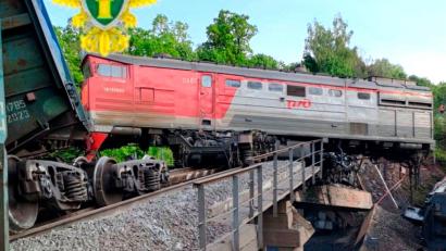 Bild: Uncredited/Moscow Interregional Transport Prosecutor&#039;s Office telegram channel/AP/dpa
Schon in der Vergangenheit soll Kiew mehrere Sabotageakte auf das russische Bahnnetz verübt haben. (Archivbild)