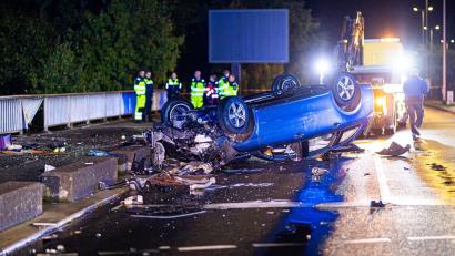 Bild: Moritz Frankenberg/dpa
Der Autofahrer blieb offenbar unverletzt - gravierende Folgen hat der Unfall trotzdem.