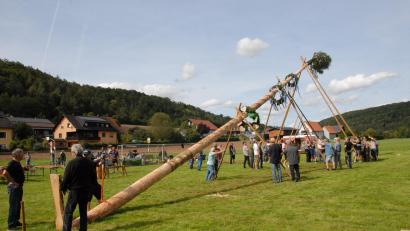 Bild: pop
Mit reiner Muskelkraft wurde der Kirchweihbaum in Emhof aufgestellt.