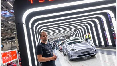 Bild: Patrick Pleul/dpa
Der Werksleiter von US-Elektroautobauer Tesla in Grünheide, André Thierig, äußert sich zur Absatzlage der Fabrik (Archivbild).