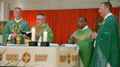 Bild: sche
Pfarrer Eduard Kroher (Zweiter von links) beim Festgottesdienst anlässlich seiner Verabschiedung in den Ruhestand: Das Bild zeigt ihn zusammen mit Pfarrer Josef Irlbacher, Pfarrer Moses Gudapati und Dekan Thomas Helm (von links).
