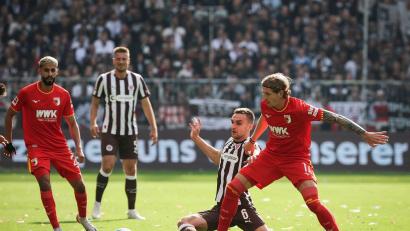 Bild: Christian Charisius/dpa
Im Zweikampf: Kristijan Jakić vom FC Augsburg (r) und St. Paulis James Sands.