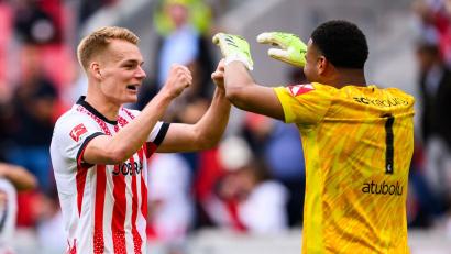 Bild: Tom Weller/dpa
Mit dem SC Freiburg feierte Noah Atubolu (r.) am Samstag den ersten Saisonsieg.