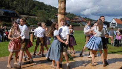Bild: pop
Die sieben Kirwapaare tanzten um den Kirwabaum.