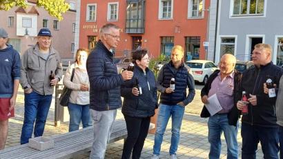 Bild: u
Rund 30 an Kommunalpolitik Interessierte trafen sich zum CSU-Feierabendseidl am Hirschen-Brunnen auf dem Marktplatz. Die CSU-Stadtratsmitglieder, allen voran der Fraktionsvorsitzende Martin Merkl (Zweiter von links) und Bürgermeister Hermann Falk (Fünfter von links), informierten über aktuelle Themen.