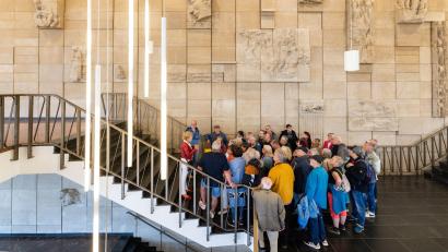 Bild: Michael Reichel/dpa
Im Fokus des Tags des offenen Denkmals stand dieses Mal die sogenannte Ostmoderne. Ein prominentes Beispiel für die DDR-Architektur: das Kultur- und Kongresszentrum in Gera. Im Inneren des Betonquaders gilt die Reliefwand „Lied des Lebens“ als Glanzstück der Bildhauerkunst in der DDR.
