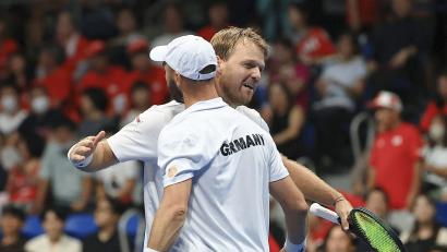 Bild: --/kyodo/dpa
Kevin Krawietz (hinten) und Tim Pütz (vorne) hoffen auf den großen Coup im Davis Cup.