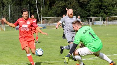 Bild: heh
Der Waldershofer Maik Köstler (links) hat gegen Altenplos eine Tormöglichkeit. Altenplos-Keeper Louis Wiesner kann aber klären. Am Ende siegte der TSV Waldershof aber mit 5:0.