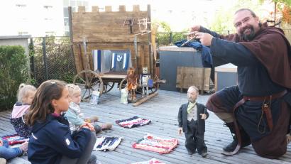 Bild: Hirsch
Mit der Marionette des Komponisten Konrad Max Kunz begrüßte Florian Waldherr (rechts) die Kinder auf der Terrasse des Tourismusbüros und stimmte mit ihnen ein Lied an.