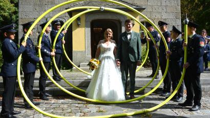 Bild: jr
Michaela Hecht und Christian Walter durchschritten das Ehrenspalier der FFW Hohenthan, die dafür eigens gelbe Wasserschläuche platziert hatte. Geheiratet wurde am Samstagmittag in der Steinbergkirche in Bärnau.