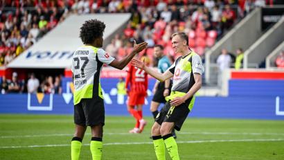 Bild: Harry Langer/dpa
Gut in Form: Dortmunds Maximilian Beier (r.) traf beim Sieg in Heidenheim.