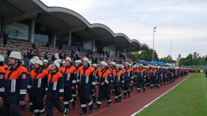 Bild: gsp
Feierlicher Auszug der Feuerwehren aus dem FC-Stadion in Amberg nach der Siegerehrung.