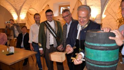 Bild: ubb
Landrat Roland Grillmeier zapfte das erste Fass des neuen Karpfentrunks an.