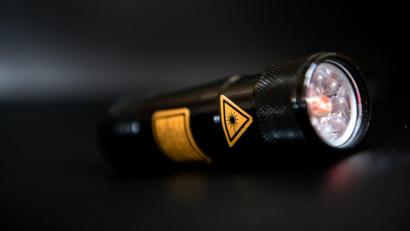 Bild: Fabian Strauch/dpa
Beamte fanden den Laserpointer im Auto des Mannes. (Symbolbild)