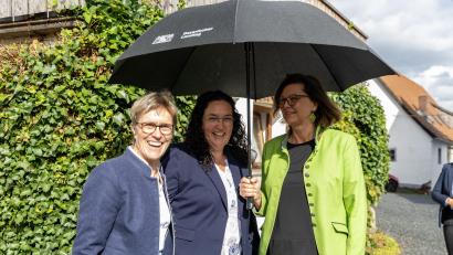 Bild: Roland Wellenhoefer
Noch mit dem Regenschirm in der Hand, doch schon wieder von Sonne begleitet: Bürgermeisterin Marion Höcht und FU-Kreisvorsitzende Tina Zeitler begrüßten Landtagspräsidentin Ilse Aigner (rechts) am Grandlhof.