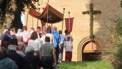 Bild: rha
Durch das mit einem Blumenkreuz geschmückte Portal zieht das Allerheiligste mit den Gläubigen zum Auftakt in die Bergkirche ein.