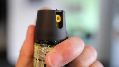 Bild: Bernd Weißbrod/dpa
Nachdem ein Junge Pfefferspray in die Augen bekommen hatte, wurde er zur Untersuchung in ein Krankenhaus gebracht. (Symbolbild)