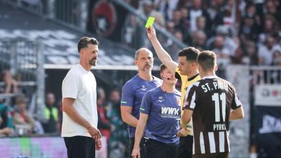 Bild: Christian Charisius/dpa
Schiedsrichter Harm Osmers zeigt Trainer Sandro Wagner (FC Augsburg, l) die gelbe Karte.