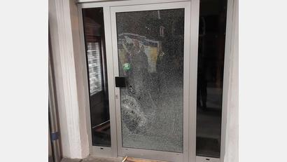 Bild: Bundespolizei Waldmünchen
Mit einem Holztisch hat der Randalierer die Scheibe der Eingangstür zur Wartehalle zerstört.