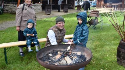 Bild: ubb
Die Familie aus Mitterteich mit Oma Nahide und Vater Manfred sowie den Kindern Dean (rechts) und Sammy (links) hatte ihren Spaß beim Stockbrot-Grillen.