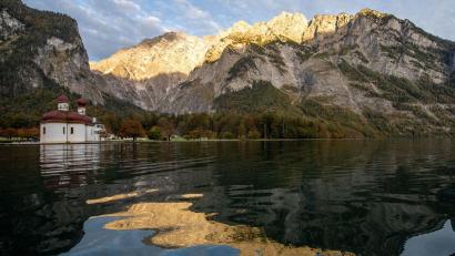 Bild: Lino Mirgeler/dpa
Der Königssee ist bei Touristen ein beliebtes Ausflugsziel. (Archivbild)
