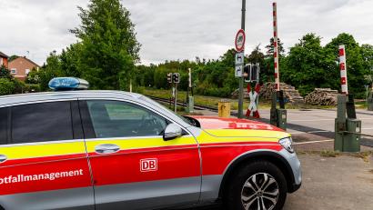 Archivbild: Hösamer
Nach dem Unfall auf dem Bahnübergang in Klardorf stehen Schranke und Rotlicht im Fokus. Zeugen und Daten der Anlage liefern der Polizei wichtige Erkenntnisse.