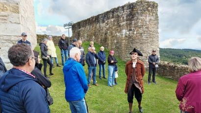 Bild: lg
Der Pflegverwalter Johann Georg Ehrnlechner beklagt sich bei den Besuchern über die Kalamitäten seines Amtes auf der maroden Burg Murach im 18. Jahrhundert.