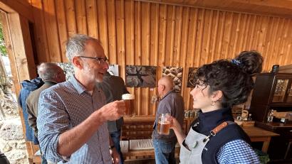 Bild: ck
Reinhard Fütterer und seine Tochter Johanna stoßen am Sonntagvormittag auf ihre Ausstellung "Zoigl im Strom der Zeit" an. Die Bilder auf Alu-Dibond zeigen auf besondere Art und Weise die Prozesse des Bierbrauens.
