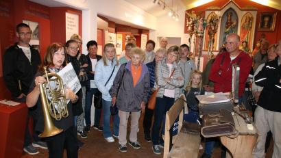 Bild: sne
Marianne Gottschalk mit der 100 Jahre alten Original-Trompete der Grafenwöhrer Stadtkapelle.