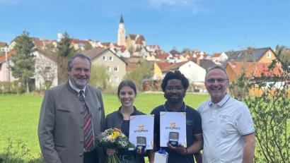 Bild: Constanze Reil
Nabburgs Bürgermeister Frank Zeitler (links) besuchte die Auszubildenden Colline Lobinger und Paulo Epalanga im Ausbildungsbetrieb und gratulierte ihnen und Ausbilder Rudolf Reil zu ihrer Leistung im Wettbewerb.