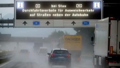 Bild: Peter Kneffel/dpa
Wie im Landkreis Rosenheim gibt es nun auch im Landkreis Berchtesgadener Land Durchfahrtsverbote in Kommunen entlang der Autobahn 8.