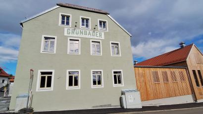 Bild: fks
Im Sonnenschein erstrahlt die fertiggestellte Fassade zur Bernsteiner Straße in Premenreuth. Der Schriftzug "Landgasthof Grünbauer" weist auf die Nutzung des Gebäudekomplexes hin. Im Inneren geht es zunächst mit dem Fußboden weiter.