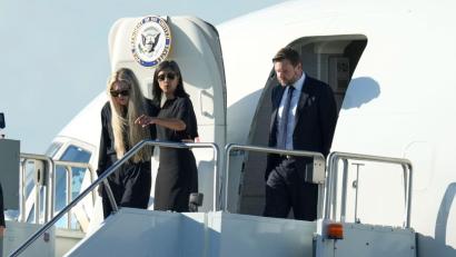 Bild: Ross D. Franklin/AP/dpa
Vizepräsident JD Vance (r), Second Lady Usha Vance (M) und Erika Kirk. (Archivbild)
