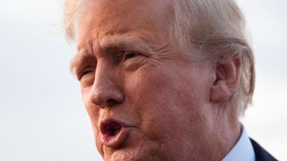 Bild: Alex Brandon/AP/dpa
Die USA haben laut Präsident Donald Trump erneut ein angeblich mit Drogen beladenes Schiff angegriffen. (Archivfoto)