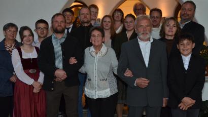 Bild: dob
Ein großes Fest ihrer 50 Jahre währenden Liebe haben Helmut und Christa Wildenauer mit ihren Kindern und Enkeln in der hauseigenen St.-Christophorus-Kapelle gefeiert.