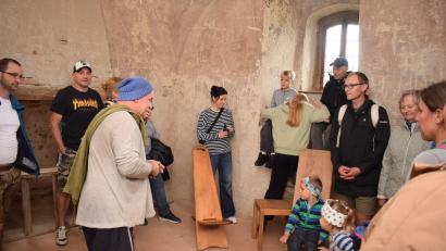 Bild: bnr
Der Höhepunkt einer Besichtigung der Burg Trausnitz ist der Aufstieg in den Burgfried, in dem Fürst Friedrich der Schöne 28 Monate lang eingesperrt war. Allein schon die Düsterheit des Raumes erzeugt Unbehagen.