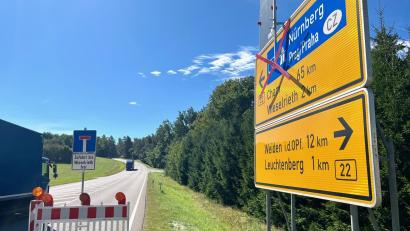 Bild: Gabi Schönberger
Die B 22 wird bei Wieselrieth saniert. Die Umleitung läuft über Lerau, Vohenstrauß und Böhmischbruck nach Tännesberg - und natürlich auch in die andere Richtung nach Weiden.