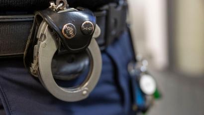 Bild: Peter Kneffel/dpa
Der 21-Jährige sitzt laut Polizei inzwischen in Untersuchungshaft. (Symbolbild)
