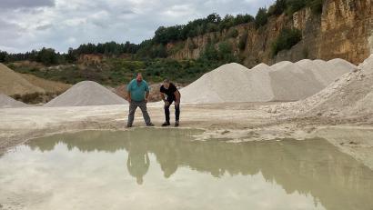 Bild: mzi
Diesen Ausblick zu den Laichgründen gönnen sich Schotterwerk-Besitzer Wolfgang Schatz (links) und Diplombiologe Bernhard Moos. Der Öffentlichkeit ist er allerdings verwehrt.