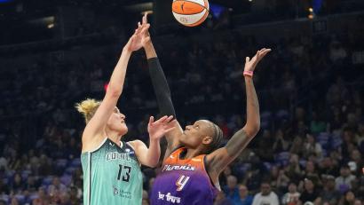 Bild: Darryl Webb/AP/dpa
Fiebich (links) holte am Ende einen wichtigen Rebound und gewann das erste Playoff-Spiel mit den New York Liberty.