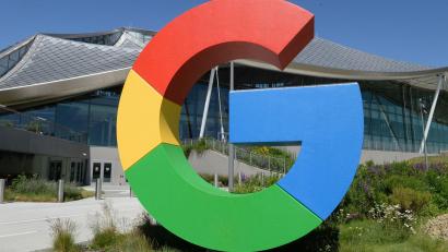 Bild: Andrej Sokolow/dpa
Google weitete die mit KI erstellen Zusammenfassungen über Suchergebnissen unter dem Druck neuer Rivalen aus. (Archivbild)