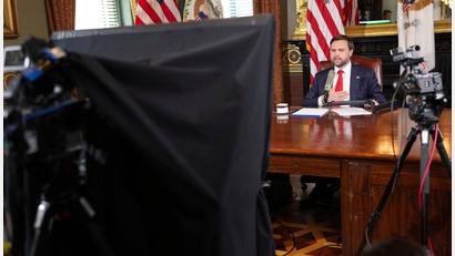 Bild: Doug Mills/The New York Times/Pool The New York Times/AP/dpa
Im von Vance moderierten Podcast wurde Kirks Vermächtnis stark religiös gerahmt.